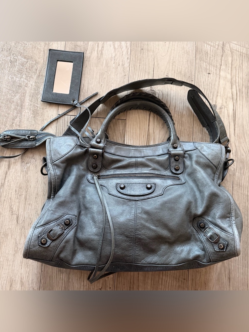 Authentic Balenciaga city bag in grey perforated leather - Picture 2 of 9